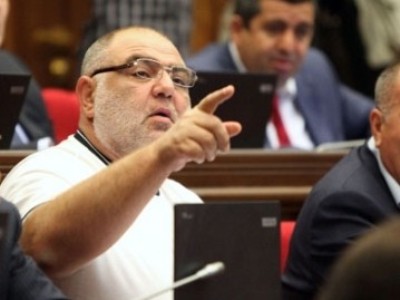«Հրապարակ». «Ի՜նչ ռեպերտուր, ախչի». Գեներալ Սեյրանը նոր երգ «գրելու» մասին