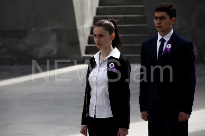«ՉԻ». Անձրեւի տակ պատվո պահակ կանգնած երեխաներին ուսուցիչը հորդորում էր դիմանալ