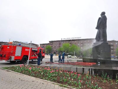 Լվացվել են երեւանյան արձանները
