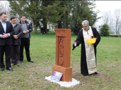 Ֆրանսիական Կոլին դը Սիոն սրբավայրում տեղադրվեց «Եղիցի լույս» խաչքարը (Ֆոտո)