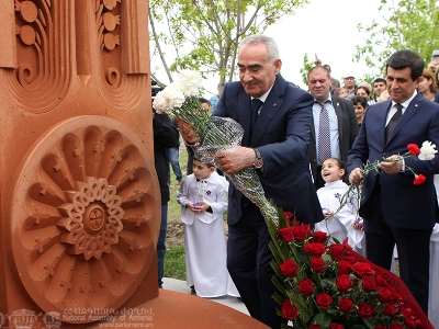 В селе Паракар установлен хачкар в связи со 100-летием Геноцида армян