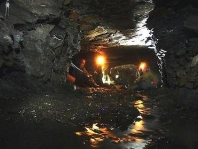 Семь человек погибли при затоплении шахты в центре КНР