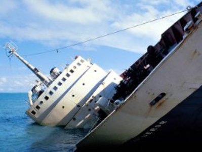 В Средиземном море терпит крушение очередное судно с 300 мигрантами на борту