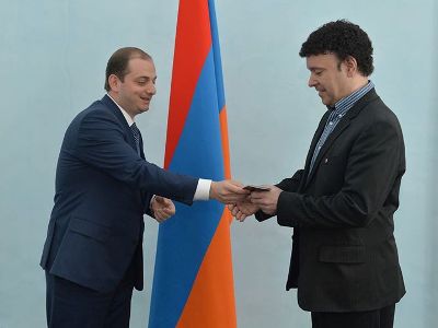 Американский певец Дэниэль Деккер получил армянский паспорт