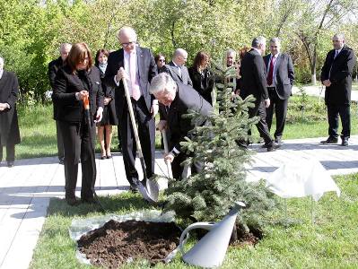 Argentina FM plants tree in Armenia