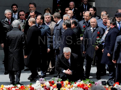 European Parliament official kneels at Armenian Genocide Memorial (PHOTOS)