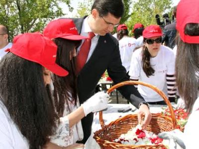 «Ծաղկահավաք» Ծիծեռնակաբերդում. Մեկ կիլոգրամ ծաղիկից 40 թուղթ է ստացվում (Ֆոտո)