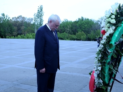 Saint Petersburg governor visits Armenian Genocide Memorial (PHOTOS)