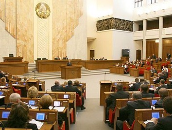 Белорусский парламент одобрил резонансный декрет президента о тунеядцах