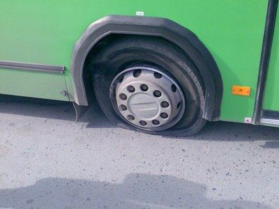 В автобусе с паломниками в ОАЭ взорвалась шина, трое погибли и 56 ранены
