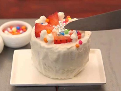 Японский кондитер печет торты для кукол