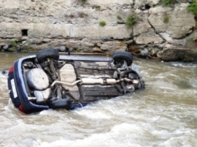 Մեքենան ընկել է Մարմարիկ գետը. Վարորդն ու ուղեւորները բարձրացել են մեքենայի տանիքին