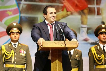 «Ժամանակ». Սուրը պահում են Ծառուկյանի գլխին եւ նրանից քայլեր են պահանջում
