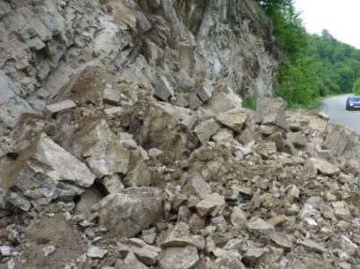 Փլուզում Եղեգնաձորում. Ճանապարհը դարձել է միակողմանի