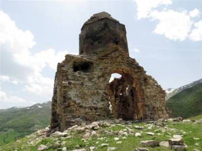 Թուրք գանձագողերը քանդել են Մշո Առաքելոցի պատերը եւ փորել հայերի գերեզմանները (ֆոտո)