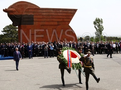 Armenia and Karabakh officials mark First Republic Day (PHOTOS)