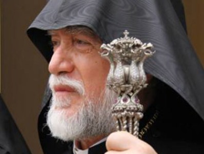 Սուրբ Մեսրոպ Մաշտոցի շքանշան՝ Արամ Ա կաթողիկոսին