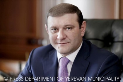 «Ժողովուրդ». Ամենանվիրական տոնին Երեւանում մի քանի տեղ ծուռումուռ ձողերով եռագույնն էր