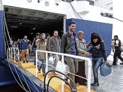 ВМС Мьянмы обнаружили лодку с 727 мигрантами у южного побережья страны