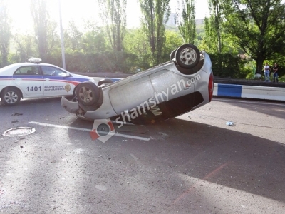 Վթար «Ջրաշխարհի» մոտ. բախումից հետո «Միթսուբիշին» շրջվել է (ֆոտո)