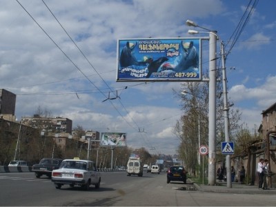 Արշակունյաց պողոտայում քաղաքացին նստել է գովազդային վահանակի վրա եւ փորձում է վնասել իրեն