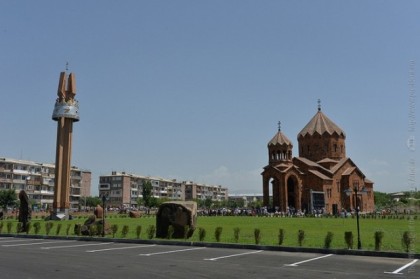 «Հրապարակ». Հովիկ Աբրահամյանի եկեղեցու բացումն առանց միջադեպի չի անցել
