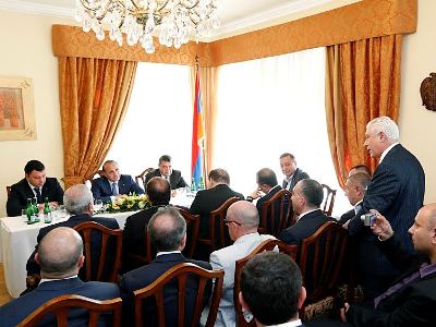 Премьер: Власти Армении будут содействовать армянской общине Чехии