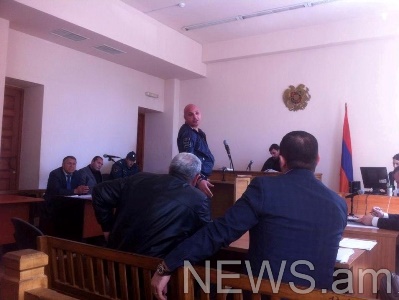 Իսոն պնդում է, որ Թեւոսիկի եղբոր սպանության «խաղի» մեջ չկա, ինքը «բրթվող, էթացողը» չէ