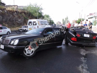 Թբիլիսյան խճուղում «Մերսեդեսը» բախվել է սյանը եւ կիսվել. վարորդն արգելափակվել է ներսում