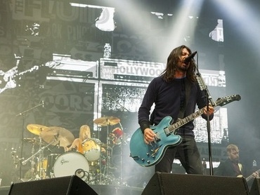 Музыкант «Foo Fighters» сломал ногу во время концерта в Швеции