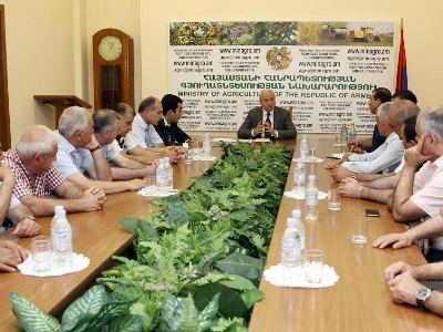 Գյուղնախարարը վերամշակող ընկերությունների հետ քննարկել է ծիրանի բերքահավաքի հարցը