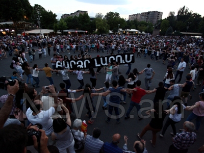 Ոստիկանությունը թույլ տվեց Ազատության հրապարակում շարունակել նստացույցը (ֆոտո)