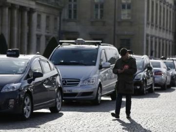 В Париже протестующие таксисты устроили потасовку с полицией