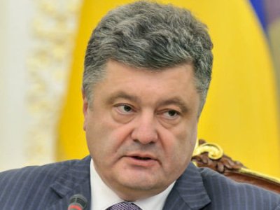 Порошенко просит КС признать неконституционным закон о лишении Януковича звания президента