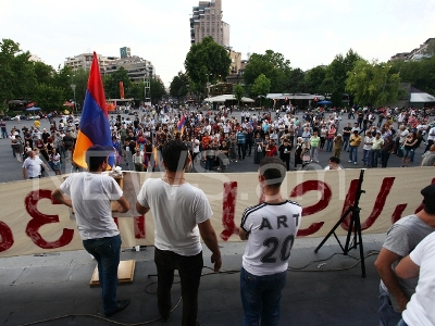 «Ոչ թալանին». Ցուցարարները միջնամատերը պարզեցին կառավարության եւ էներգետիկայի նախարարության մոտ