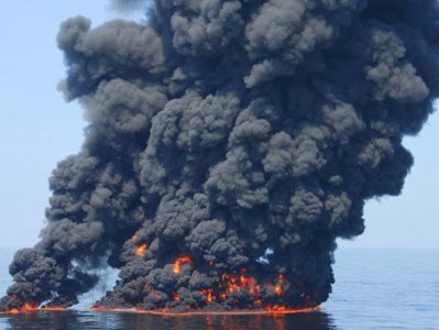 В Мексиканском заливе произошел пожар на нефтяной платформе