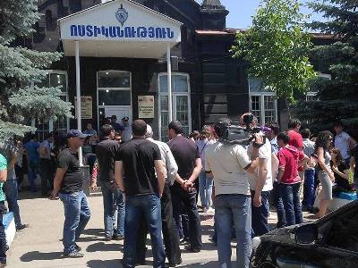 Գյումրիում բերման են ենթարկել հոսանքի թանկացման դեմ բողոքող 12 քաղաքացու (Ֆոտո)
