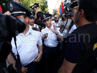 Замглавы Полиции приказал подвергнуть приводу снявшую его фуражку девушку