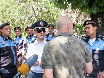 Yerevan Chief of Police visits Baghramyan Avenue to inquire about his workers