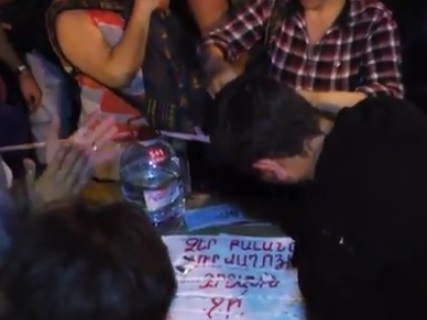 Protestors in Yerevan’s Baghramyan Avenue celebrate birthday (PHOTOS)