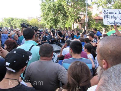 Իրավիճակը Բաղրամյանում. պահանջներն ու խաղաղ մարտավարությունը չեն փոխվել (ֆոտո)