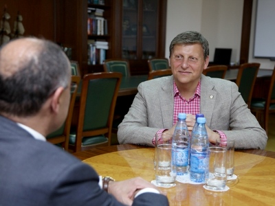 Armenia Defense Minister receives Armenian Mayor of Glendale (PHOTOS)