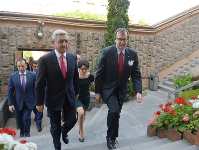 Սերժ Սարգսյանը շնորհավորել է ԱՄՆ անկախության օրվա առթիվ. Նա այցելել է ԱՄՆ դեսպանատուն (ֆոտո)