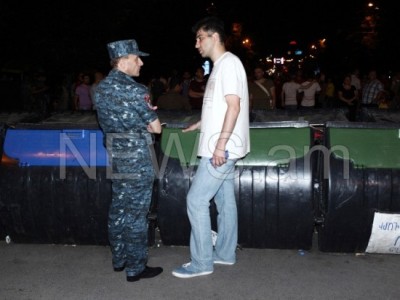 Protestors forget to turn off loudspeakers, Yerevan Deputy Chief of Police gets angry