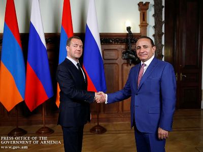 Armenia and Russia PMs meet in Moscow (PHOTOS)