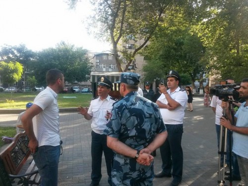 Քաղաքացիական համազգեստով ոստիկանների նկարները փակցրեցին կենտրոնական փողոցներում