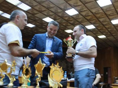 Beeline-ը եւ Արտասահմանյան թղթակիցների ասոցիացիան պարգեւատրել են ԶԼՄ-ների միջեւ շախմատային մրցաշարի հաղթողներին