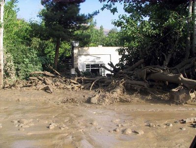 Число жертв наводнения в Иране выросло почти до 30 человек
