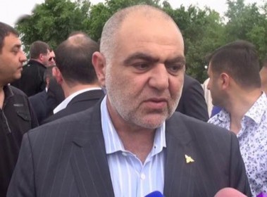 «Ժողովուրդ». Կայարանցի Թեւոսիկի հետ կալանավորված Սեյրան Սարոյանի վարորդն ազատ է արձակվել