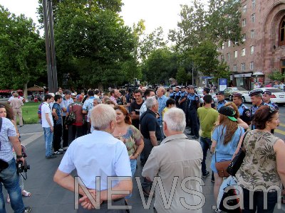 На площади Республики в Ереване продолжается акция протеста